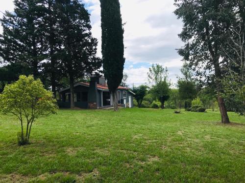 ein Haus mitten auf einem Feld mit Bäumen in der Unterkunft Casa en Villa Amancay in Amboy