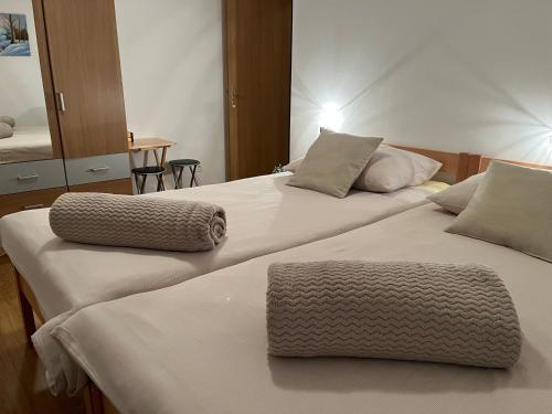 Duas camas sentadas uma ao lado da outra num quarto em Holiday Home Božica em Ličko Lešće