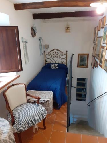 ein kleines Zimmer mit einem Bett und einem Stuhl in der Unterkunft CASA DOLCE CASA di Rosy e Roby in Bardine di San Terenzo Monti