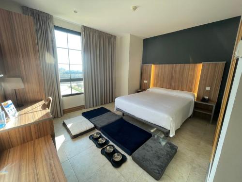 DueñasにあるHotel Camino Realのベッドとテーブルが備わるホテルルームです。