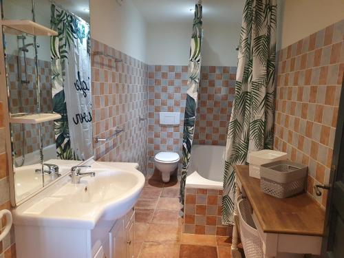 une salle de bain avec un lavabo, une baignoire et des toilettes dans l'établissement Appartement Appietto, à Appietto