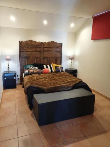 une chambre avec un grand lit et deux lampes dans l'établissement Appartement Appietto, à Appietto