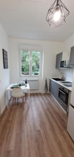 un salon avec une table et une cuisine dans l'établissement Lavandul'Apt, à Apt