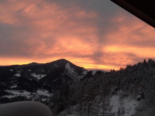 a view of a mountain with a sunset at Appartement Schmittenblick in Zell am See