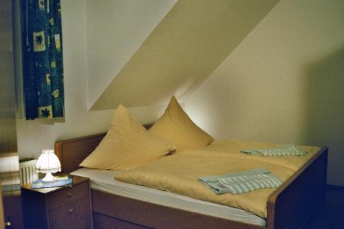 a bed with pillows on it in a bedroom at Der Prinsenhof in Porta Westfalica