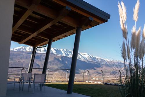 patio con vista sulle montagne di VILLA PORRELLI rooms & spa suite a San Demetrio neʼ Vestini