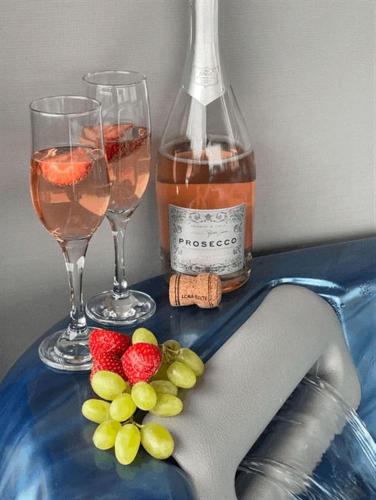 two glasses of wine and fruit on a table at Taylor's Rest in Toab