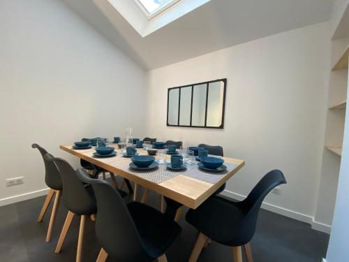 - une salle à manger avec une table et des chaises en bois dans l'établissement Agreable et vaste maison Angouleme centre ville, à Angoulême