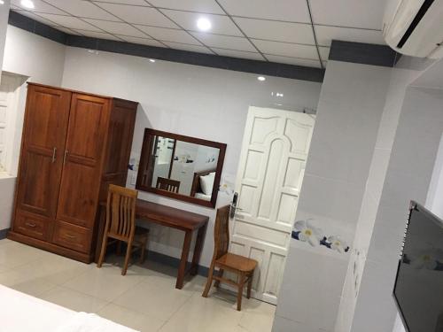 a room with a mirror and a table and chairs at Nhà Nghỉ TRẦN ĐỨC in Phú Mỹ