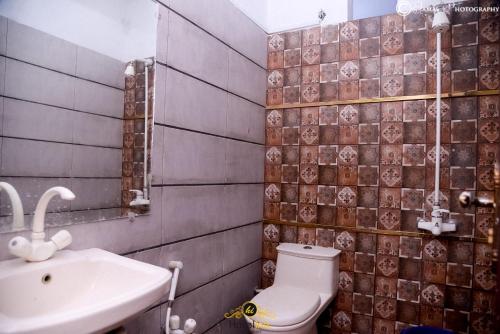 a bathroom with a toilet and a sink at Hotel Inn Hyderabad in Hyderabad