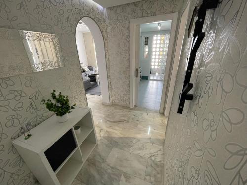 salon z telewizorem i korytarzem w obiekcie Residencial las Flores Marbella w Marbelli