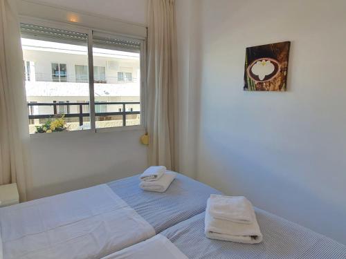 sypialnia z łóżkiem i ręcznikami w obiekcie Skol 444. Fantastic Renovated 1 Bed Apartment in Skol Marbella w Marbelli