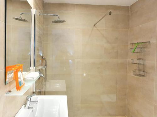 łazienka z prysznicem i umywalką w obiekcie Skol 444. Fantastic Renovated 1 Bed Apartment in Skol Marbella w Marbelli