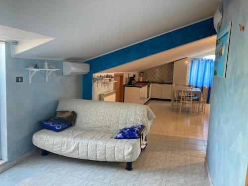 ein Wohnzimmer mit einem Sofa und einer Küche in der Unterkunft Casa vacanze costa dei Trabocchi in Fossacesia