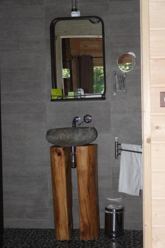 Фотография из галереи Les Cabanes Dans Les Bois Logis Hôtel в городе Villedubert