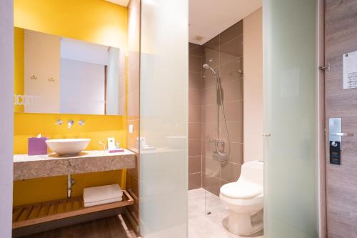 Koupelna v ubytování Hotel Bari Bucaramanga By OxoHotel