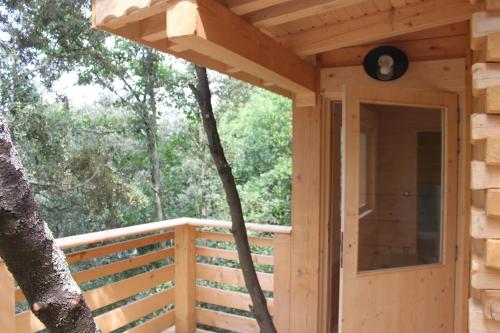 Балкон или терраса в Les Cabanes Dans Les Bois Logis Hôtel