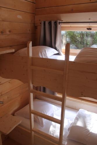 Кровать или кровати в номере Les Cabanes Dans Les Bois Logis Hôtel
