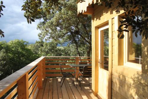 Балкон или терраса в Les Cabanes Dans Les Bois Logis Hôtel