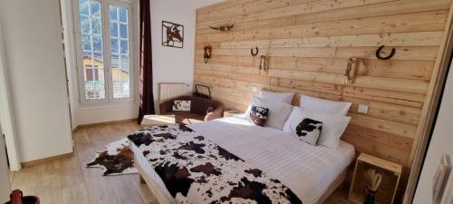 Un pat sau paturi într-o cameră la La Bonne Auberge