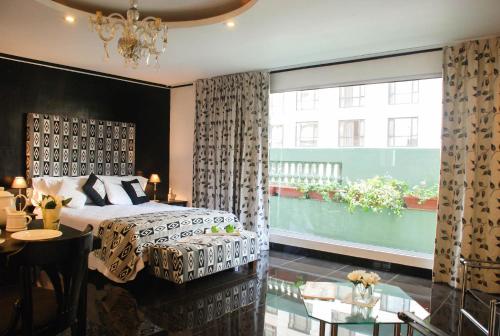 sypialnia z łóżkiem i dużym oknem w obiekcie Moreno 820 Design Apartments w BuenosAires