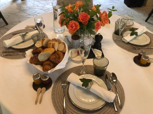 un tavolo con piatti di cibo e un cesto di pane di La Libertie a Campsegret