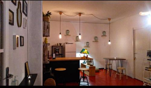 a kitchen with a counter and a table with chairs at B&B Una Habitación Propia in Valencia