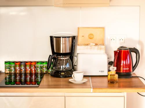 Set per la preparazione di tè e caffè presso Słoneczna 10a w Jarosławcu Apartamenty nad morzem