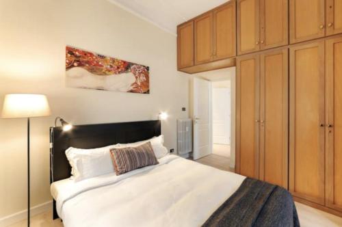 Sunny flat in elegant building close to Colosseum