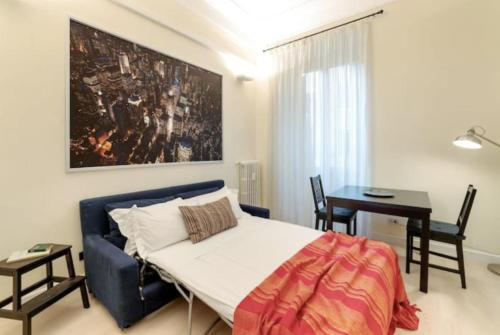 ローマにあるSunny flat in elegant building close to Colosseumのベッドルーム1室(ベッド1台、デスク、テーブル付)