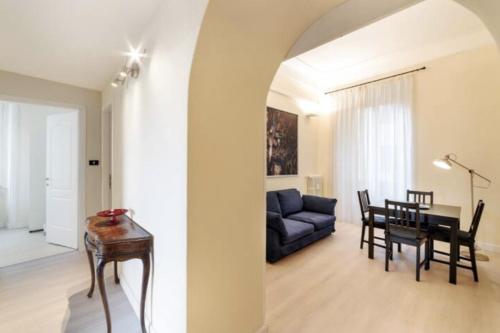 Sunny flat in elegant building close to Colosseum