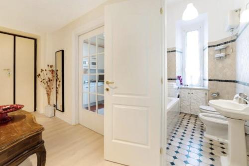 Sunny flat in elegant building close to Colosseum