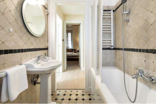 Sunny flat in elegant building close to Colosseum