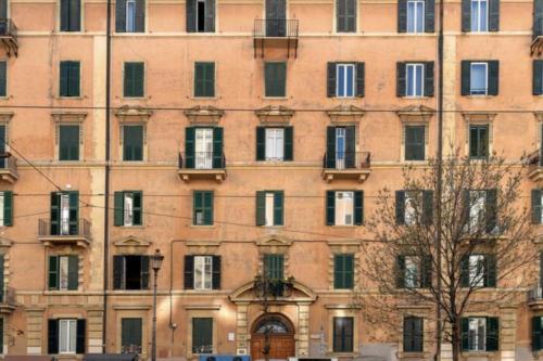 Sunny flat in elegant building close to Colosseum