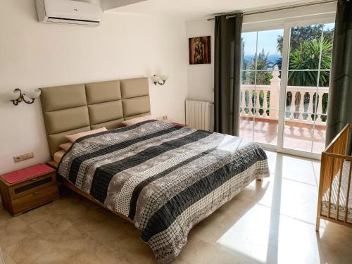 Postel nebo postele na pokoji v ubytování Beach Villa Costanera in Marbella