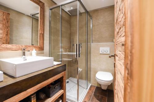 克萊恩 蒙塔納的住宿－Apartment 32 Crans-Montana，浴室配有卫生间、盥洗盆和淋浴。