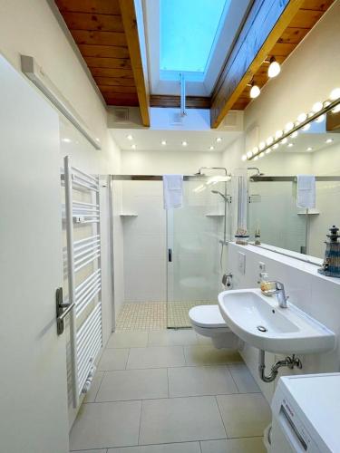 a bathroom with a toilet and a sink and a shower at Ferienwohnung im Stadtzentrum von Bernau - Komfortable Wohnung mit 2 Zimmern, Bad, Spülmaschine, Waschmaschine, komplette Küche, WLAN, Terrasse, ruhige Lage in Bernau bei Berlin