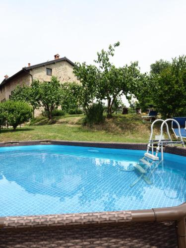 una piscina con un tobogán en un patio en Agriturismo La Costa - Casa Vacanze, en Perego