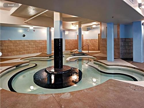 Spectacular Penthouse With Amazing Views, Indoor Pool and Hot tubの敷地内または近くにあるプール