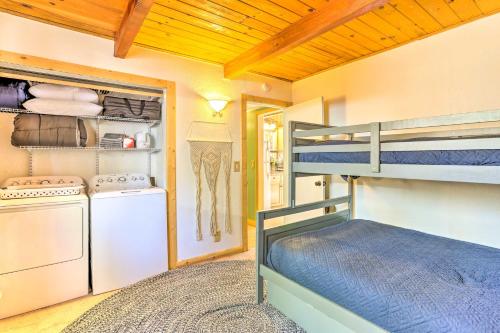 Divstāvu gulta vai divstāvu gultas numurā naktsmītnē Cozy Big Bear Lake Cabin about 1 Mi to Skiing!