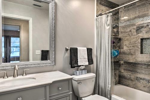 Cozy Home Near Ocean and Daytona Intl Speedway في بورت أورنج: حمام مع مرحاض ومغسلة ودش