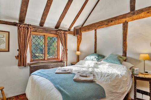 A bed or beds in a room at Finest Retreats - Sandhill Cottage with hot tub
