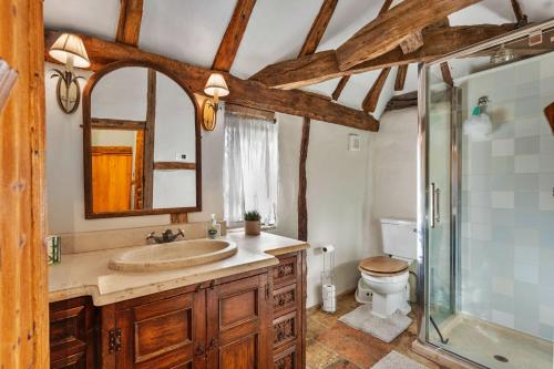 A bathroom at Finest Retreats - Sandhill Cottage with hot tub