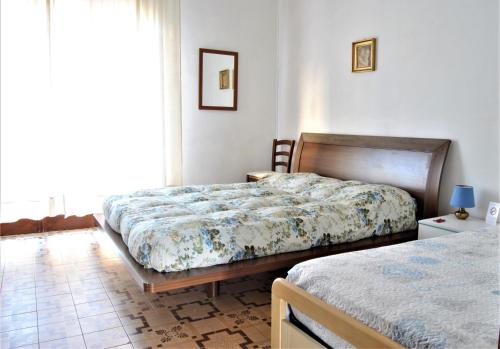 1 dormitorio con 2 camas y ventana en Lombardi Ramazzini, en Parma