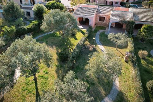 an overhead view of a house with trees and a driveway at Ville del Mar in San Teodoro