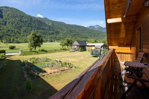 einen Balkon eines Hauses mit Blick auf einen Hof in der Unterkunft Chalet Pr Dobravc in Bohinj