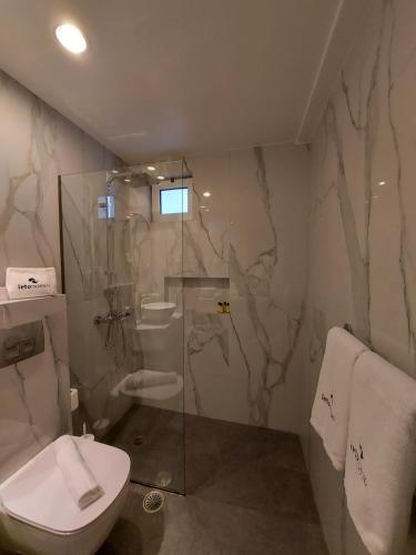 Ένα μπάνιο στο Leto Nuevo Hotel