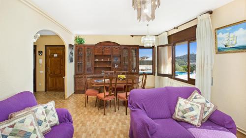 sala de estar con muebles de color púrpura y mesa en 2 Carva - Blanes, en Blanes