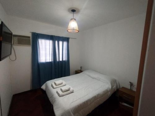 1 dormitorio con 1 cama con 2 toallas en Departamento Altos Plaza Independencia Ubicadisimo!! en Mendoza