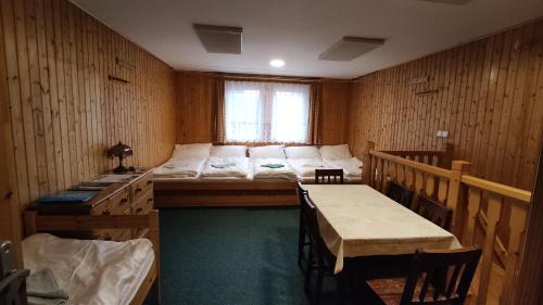 een kamer met een bed en een tafel en stoelen bij Penzion apartmány Aninka in Mariánská